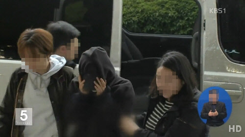 서울서부지검 여성아동범죄조사부(오정희 부장검사)는 25일 여성 모델 안 모 씨(25·구속)를 성폭력범죄의 처벌 등에 관한 특례법 위반(카메라 등 이용촬영) 혐의로 기소했다<KBS1 뉴스 방송 영상 캡처>